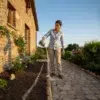 Application répulsif serpents naturel granulés autour maison sur chemin extérieur