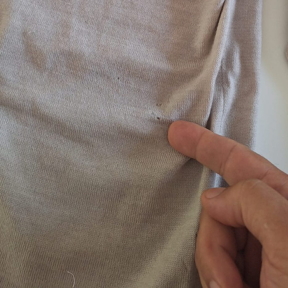 Pull en laine avec de petits trous causés par des mites des vêtements